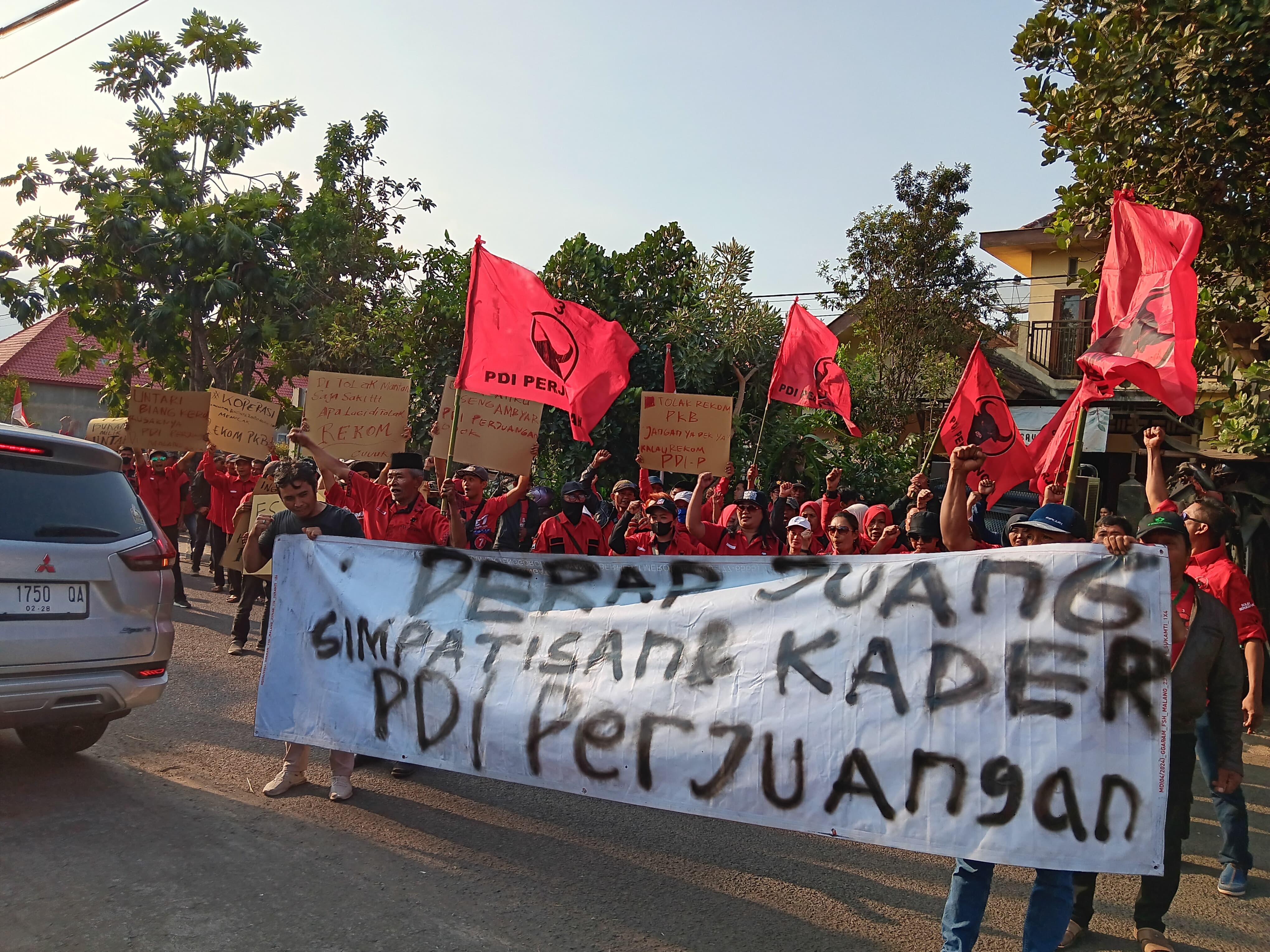 Ratusan peserta aksi yang mengatasnamakan Poros Perjuangan memadati halaman kantor DPC PDIP Kabupaten Malang kemarin