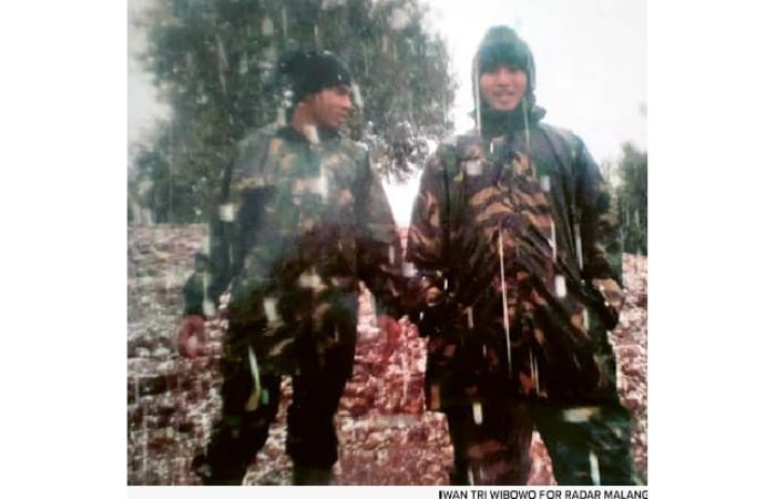 DAERAH KONFLIK: Iwan Tri Wibowo (kanan) bertahan dari dinginnya salju yang turun di Lebanon saat dia bertugas  Menjadi Oasukan Perdamaian Pada 2006
