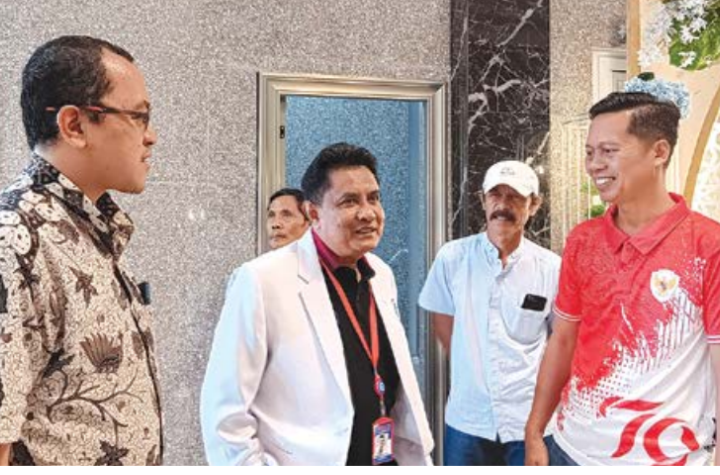 LAYANAN KESEHATAN: Direktur Utama Kepanjen Eye Center (KECE) dr Safaruddin Refa SpM (KVR) (tengah) di gedung baru Kepanjen Eye Center kemarin (18/8).