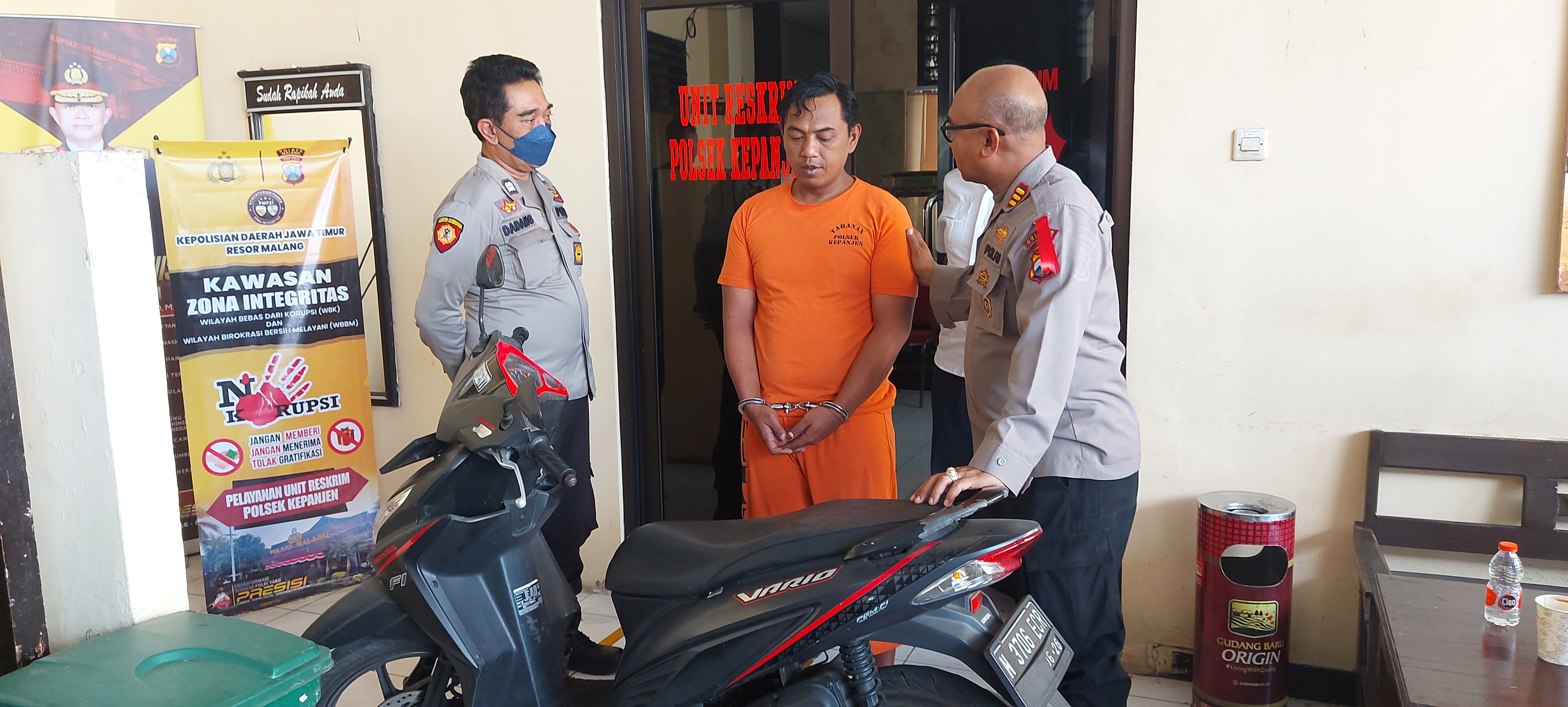 GELAPKAN MOTOR: Heriyadi, 35, warga Desa Sengguruh, Kecamatan Kepanjen, Kabupaten Malang di Polsek Kepanjen kemarin.