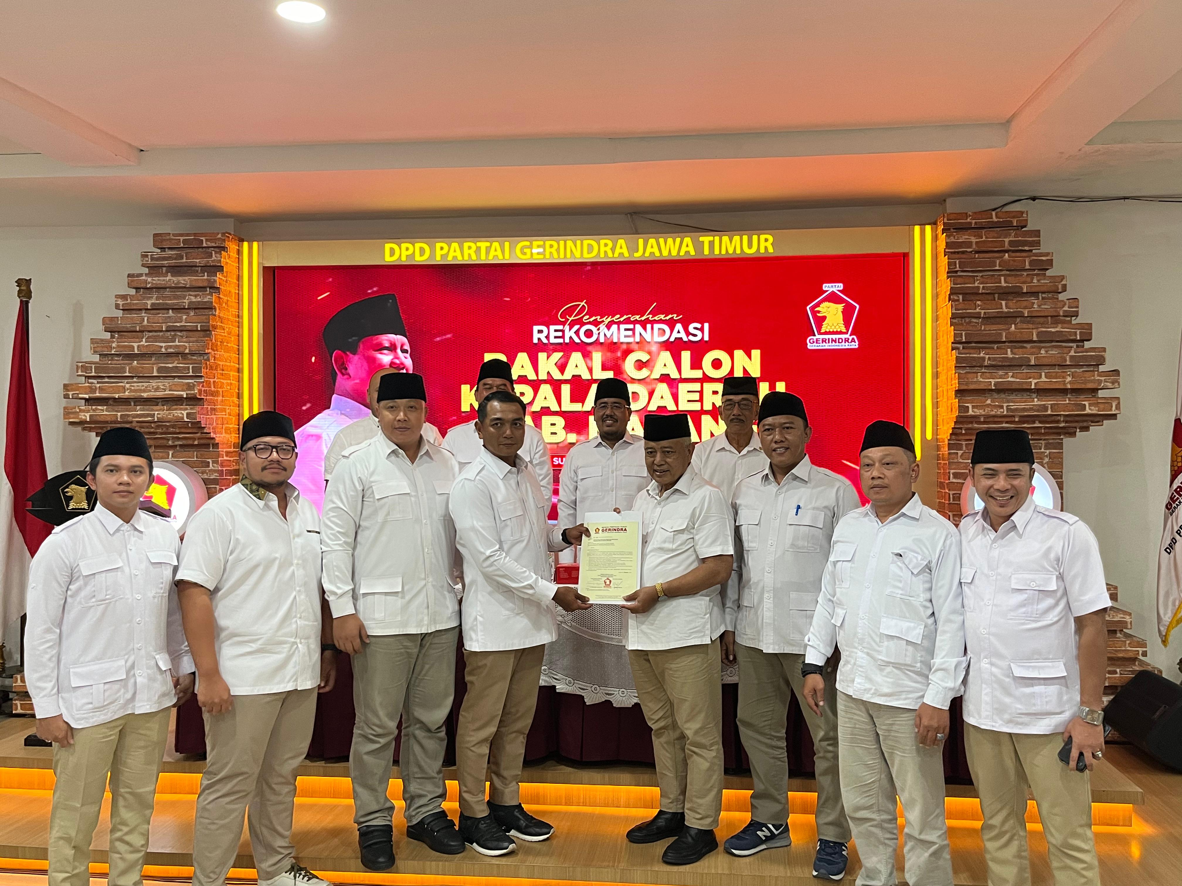 TIKET PENCALONAN: Petahana H M. Sanusi (empat dari kanan) menerima surat rekom pencalonan dari DPD Partai Gerindra Jatim di Surabaya, Minggu lalu (18/8)