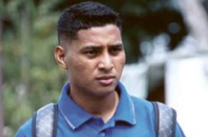 BERTEKAD SEGERA COMEBACK: Salim Tuharea ikut dalam rombongan pemain Arema FC melawan Borneo FC, Sabtu lalu (17/8).