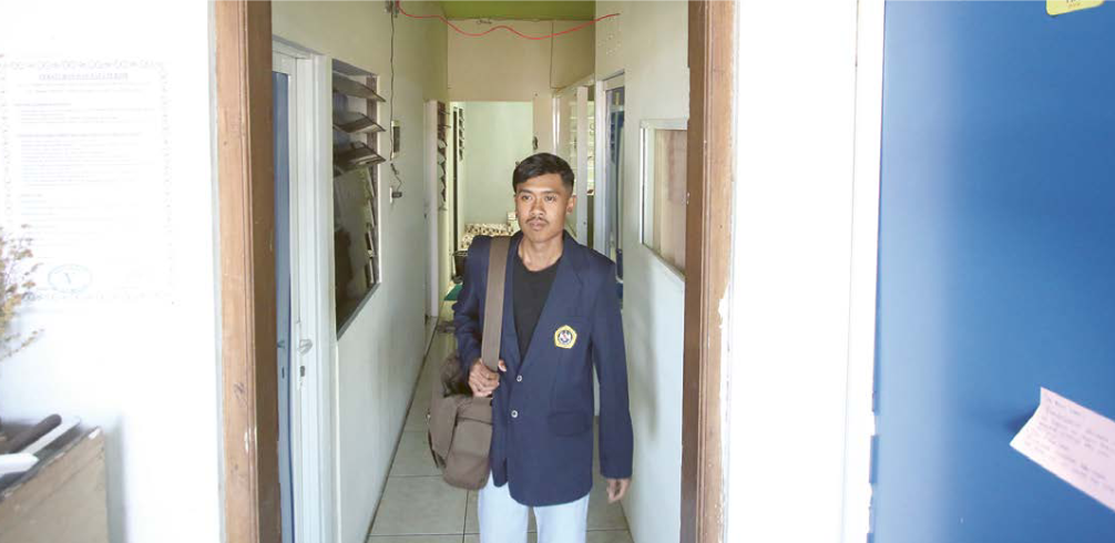 sUdah PEnUh: salah satu mahasiswa baru (maba) berada di rumah kos bersiap untuk berangkat ke kampus pada Jumat (16/8)