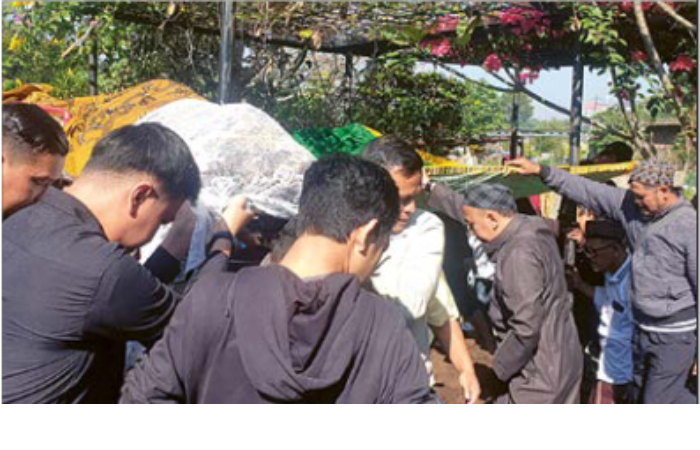 BErdUKa: Sejumlah kerabat dekat memakamkan rektor Unmer malang Prof anwar Sanusi di TPU Samaan kemarin.