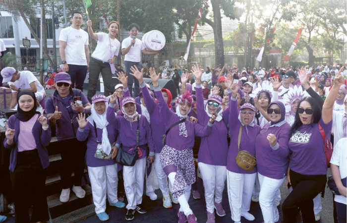 MERIAH: elBe Clinic foto bersama dengan pengunjung CFd Ijen setelah memberi edukasi terkait penggunaan sunscreen kemarin pagi.