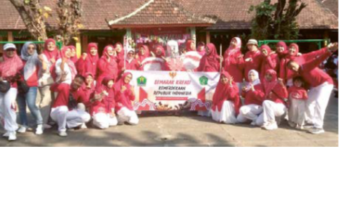 SINERGI: Foto bersama Kepala Sekolah Dra Siti Maimunah dengan guru, karyawan, paguyuban dan komite saat Jalan Sehat di SDN Kedungkandang 2.
