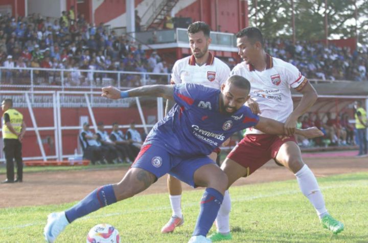 BANYAK PR: Penyerang Arema FC Dalberto Luan (tengah) berusaha lepas penjagaan Leo Guntara dalam laga BRI Liga 1, Sabtu lalu (17/8).