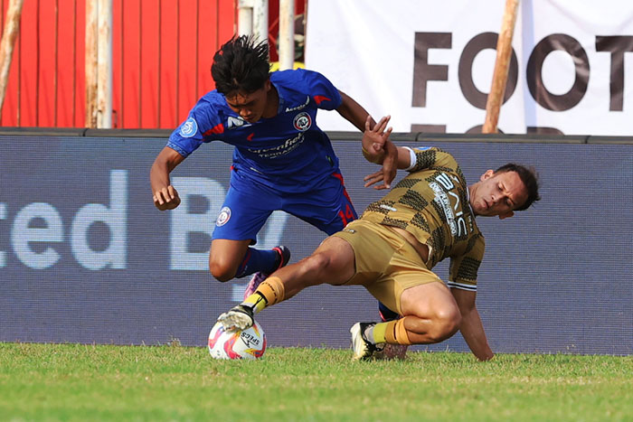 Jayus Hariono, gelandang Arema FC ditekel Egi Maulana Fikri pemain Dewa United saat laga di Stadion Gelora Soepriadi