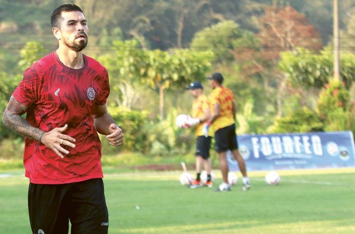 COMEBACK: Julian Guevara jogging santai di ARG Soccer Field, Lawang, kemarin sore. Dia butuh waktu untuk pulih.