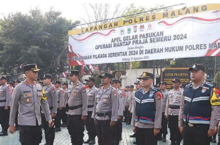 PENGAMANAN PILKADA: Ratusan personel menjalani apel gelar pasukan di halaman Mapolres Malang, Kepanjen, kemarin (19/8).
