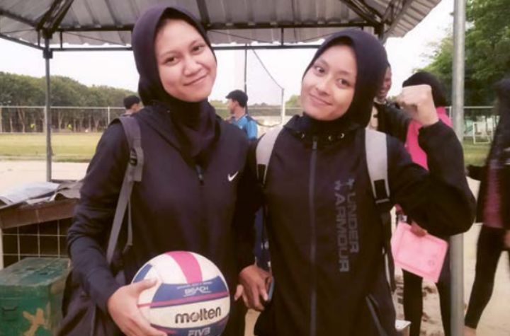 MOTIVASI TINGGI: Dinar Fahzah Nuravita (kiri) dan Sheila (kanan) menjalani latihan di Lapangan Voli Pantai Rampal, Kota Malang, Kamis lalu (15/8).