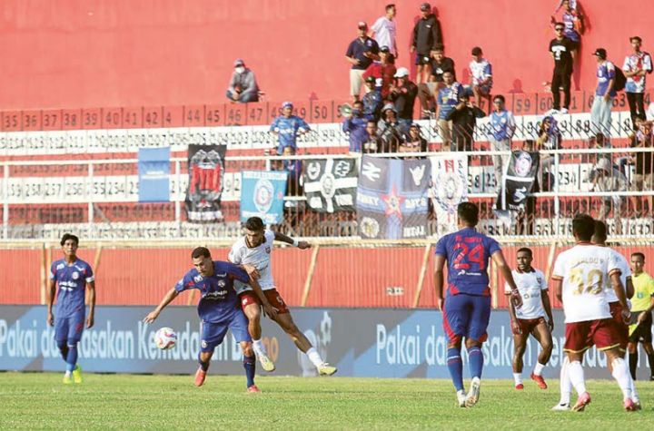 MASIH SEPI: Tribun penonton timur Stadion Gelora Soepriadi tidak terisi penuh Aremania pada laga Arema FC melawan Borneo FC, Sabtu lalu (17/8).