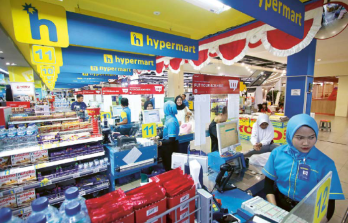 PERLU DORONGAN: Jumlah pengunjung supermarket salah satu mal di Kota Malang belum sesuai harapan. Jauh menurun jika dibandingkan dengan sebelum pandemi Covid-19.