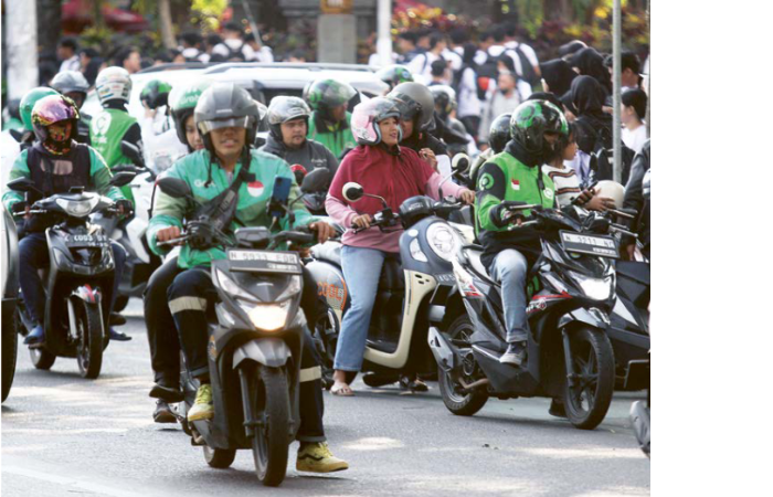 PENDAPATAN MENINGKAT: Sejumlah driver ojek online menjemput orderan dari mahasiswa baru di dekat Universitas Negeri Malang (UM), kemarin. Mayoritas driver mangkal di lokasi itu.