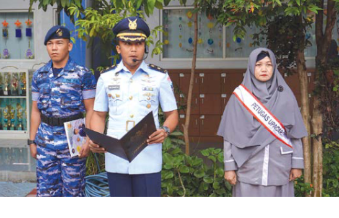 BERI CONTOH: Mayor Tek Dwi Prasetyo ST MM (tengah) salah satu wali murid di SD Muhammadiyah 8 bertindak sebagai pembina upacara, Sabtu (17/8).