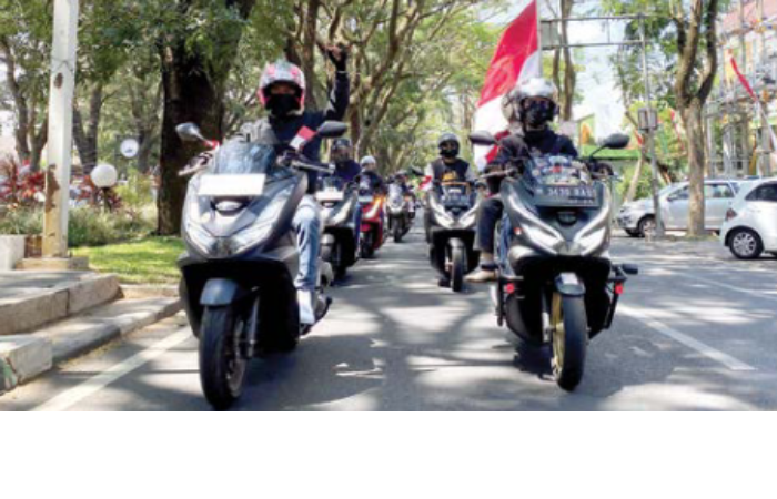 TOURING BERSAMA: MPM Honda Jatim bersama 40 bikers PCX menggelar Convoy Merdeka pada Sabtu (17/8).