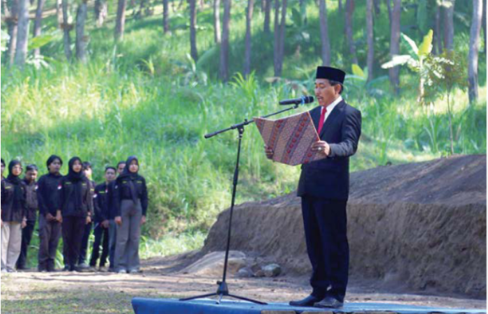 TERUSKAN PERJUANGAN: Wakil Rektor III UMM Dr Nur Subeki ST MT menyampaikan pesan kemerdekaan kepada peserta upacara.