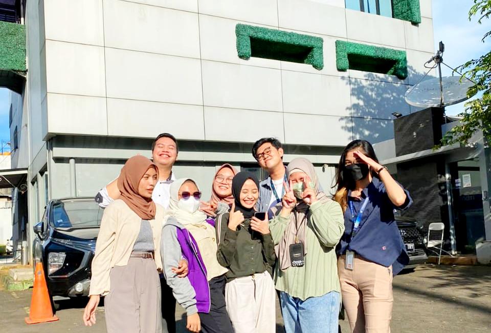 Alvia Wulan Astutik (paling kiri) bersama rekan kerjanya di Perusahaan Schoters