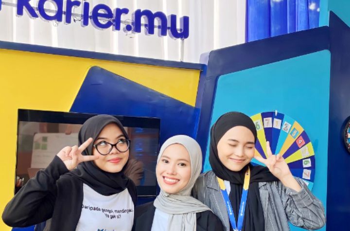 Drima Intan Aldani Putri (paling kiri) sedang menempuh karier bersama rekannya di situs dan aplikasi Karier.mu milik PT Semesta Integrasi Digital.