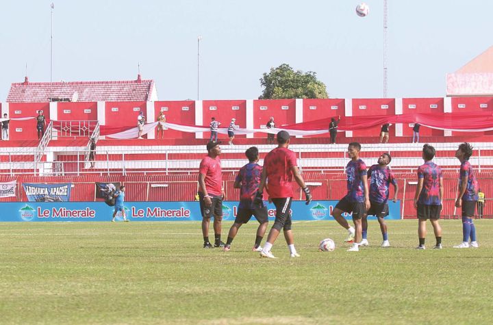 SEGERA DIPERBAIKI: Para pemain Arema FC menjalani pemanasan jelang pertandingan melawan Borneo FC pada 17 Agustus lalu.