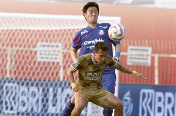 FOKUS PENYEMBUHAN: Choi Bo-Kyung (belakang) menempel ketat Egy Maulana Vikri dalam laga perdana BRI Liga 1, di Stadion Soepriadi, 12 Agustus lalu.