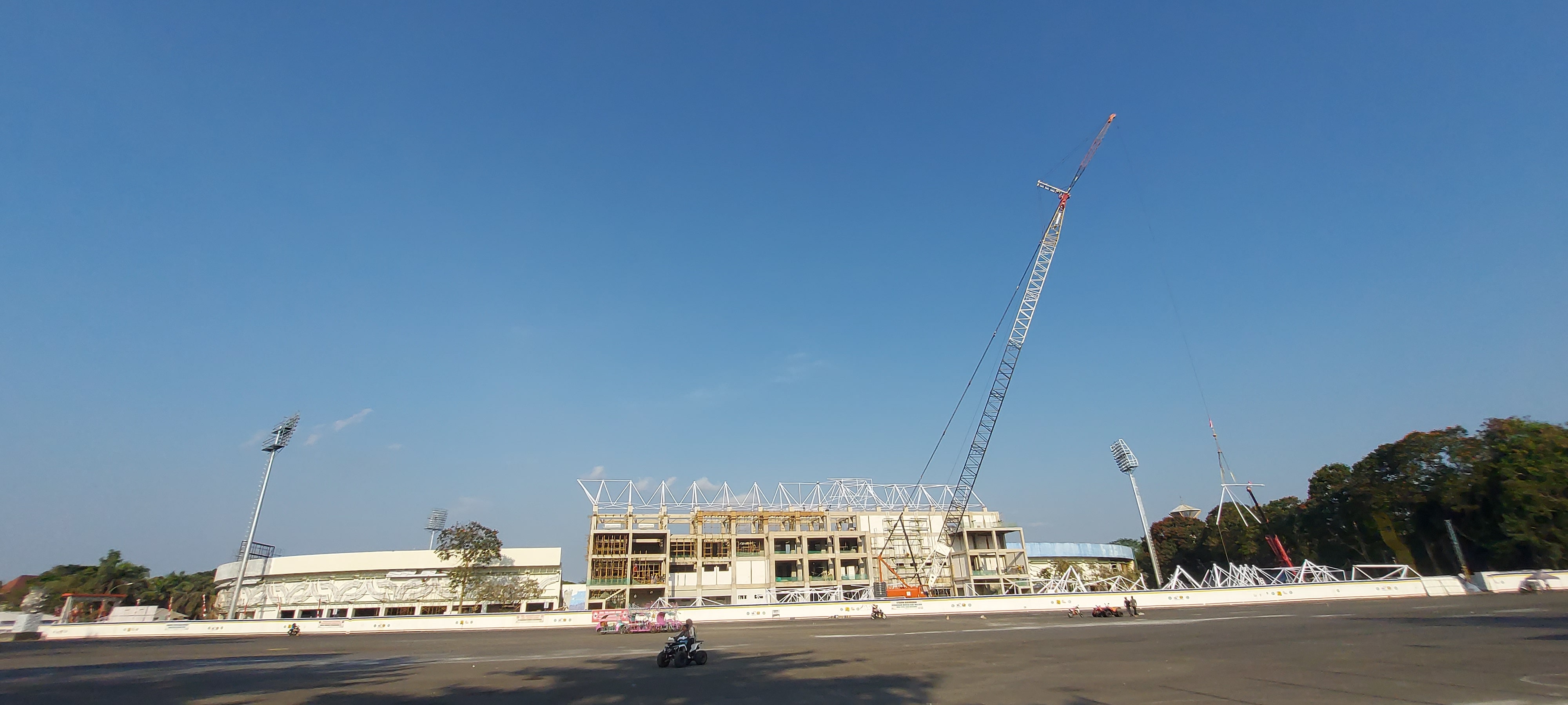 TERUS DIKEBUT: Revitalisasi Stadion Kanjuruhan sedang tahap pengerjaan atap. Menghabiskan anggaran Rp 313 miliar, revitalisasi ditargetkan rampung pada 26 Desember 2024 depan.