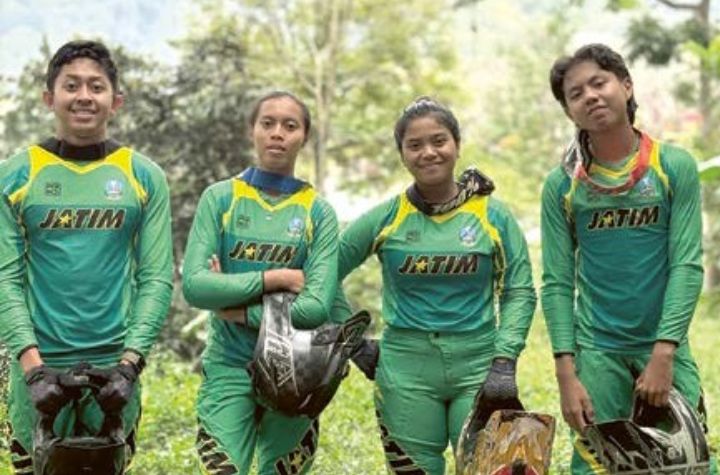 SIAP BERPARTISPASI: Atlet downhill Kota Batu Pandu Satrio Perkasa (kanan) latih tanding pada akhir bulan Juli lalu.