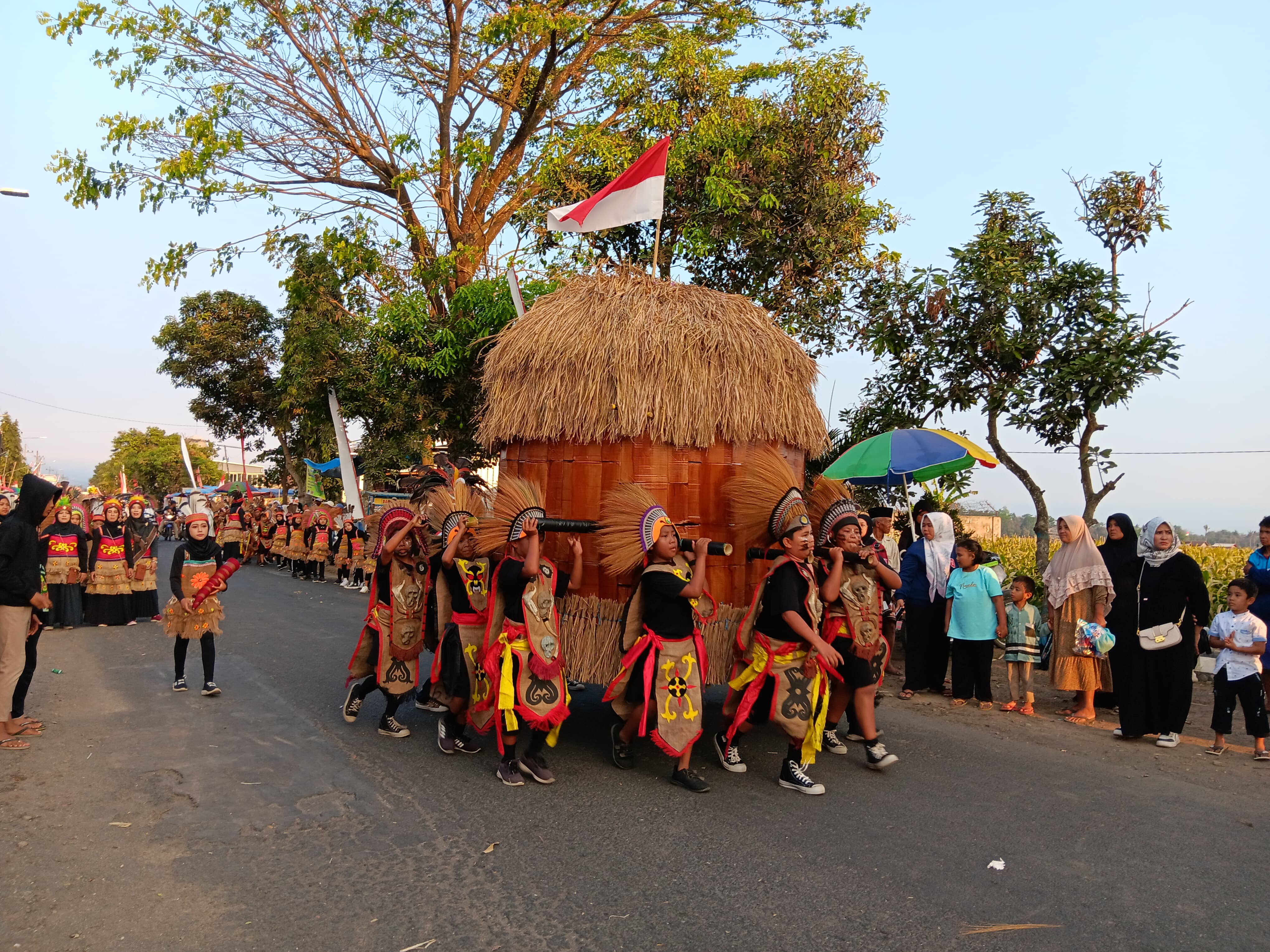 BUDAYA: Mengenakan busana khas masing-masing daerah, para peserta karnaval Desa Sukoanyar juga membawa miniatur rumah hanoi