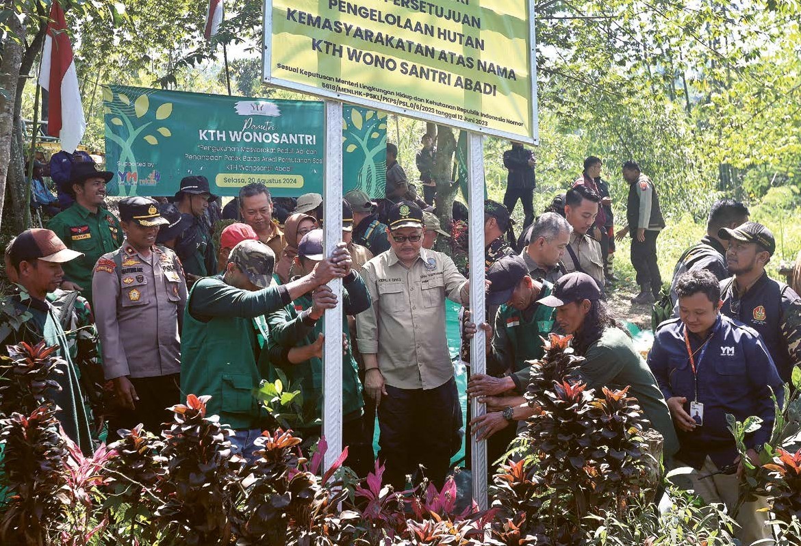 LEGAL: Kelompok Tani Hutan (KTH) Wonosantri Abadi memasang patok di lahan hutan yang dikelola warga dalam program perhutanan sosial kemarin (20/8)