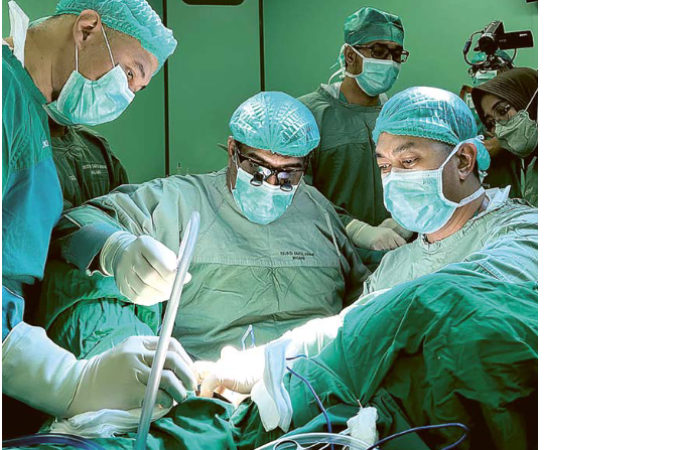 AKIBAT BENTURAN: Tim dokter RSSA bersama pakar rekonstruksi urologi dunia dr Pankaj M. Joshi melakukan operasi rekonstruksi saluran kencing awal pekan ini