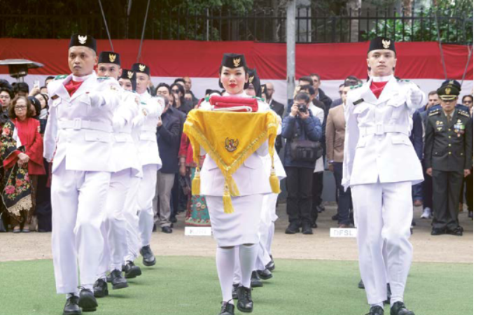 PENGALAMAN PERTAMA: Sabriza Tauramoza (tengah) menjadi pembawa bendera pada upacara peringatan HUT Ke-79 RI di Konsulat Jenderal Republik Indonesia Melbourne, 17 Agustus lalu.
