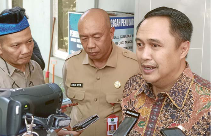 BELanJa MaSaLaH: Pj Wali Kota Malang iwan Kurniawan (kanan) menemui awak media setelah melaksanakan rapat koordinasi di Kantor Diskopindag, kemarin.