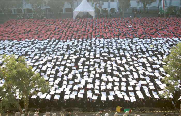 DUA HARI: aksi paper mob ditunjukkan 5.194 maba Uin Maliki, kemarin. ada 25 formasi yang ditampilkan mereka.