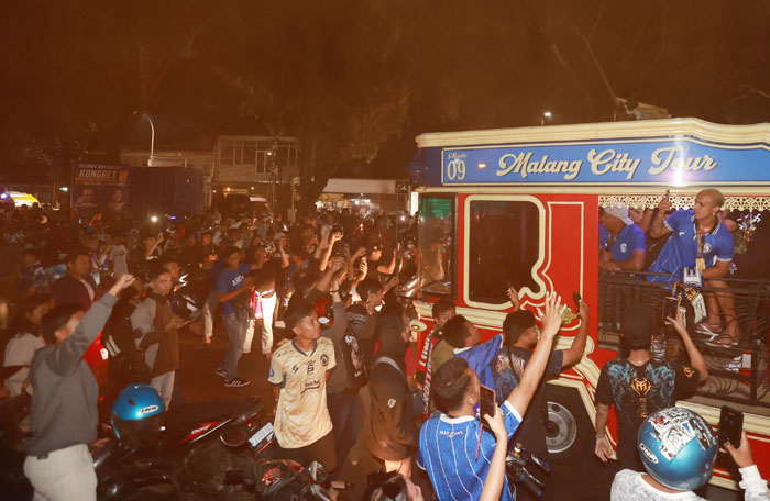 Aremania saat menyambut rombongan Arema FC usai juara Piala Presiden