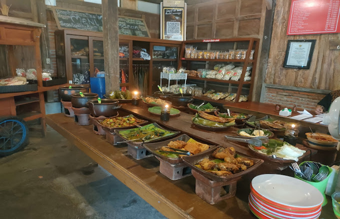 Menu prasmanan di Warung Parikaton Malang.