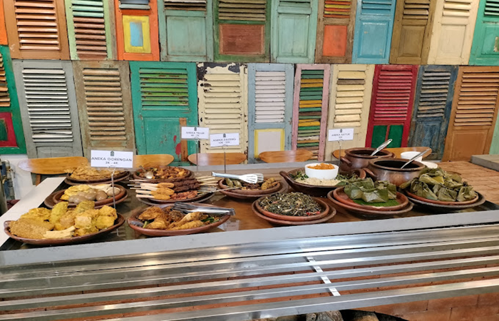 Menu prasmanan di Pawon Renjana Malang.