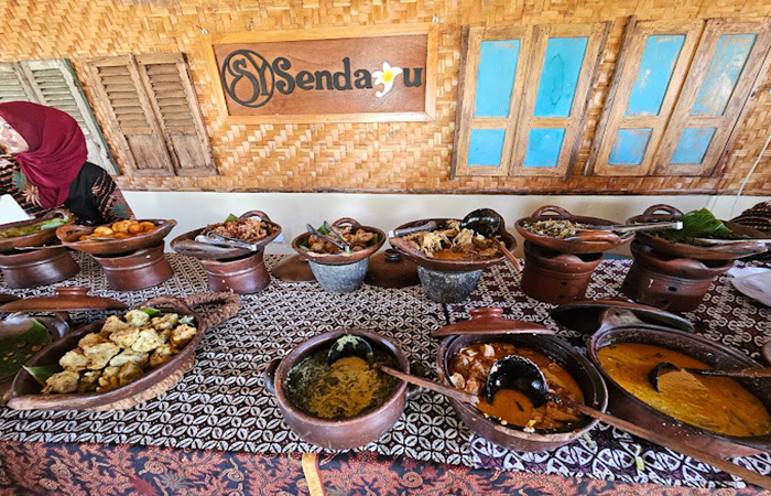 Menu prasmanan di Lataran Sendayu Malang.