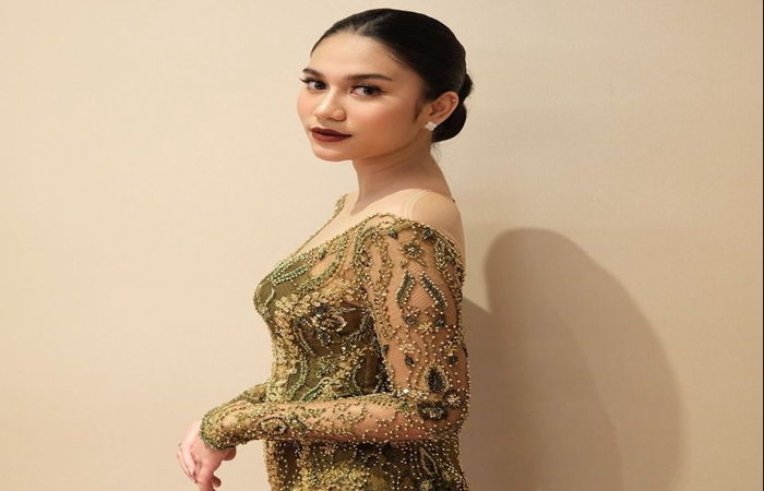 Azizah Salsha yang sedang ramai diperbincaangkan karena diduga selingkuh dengan Salim Nauderer.