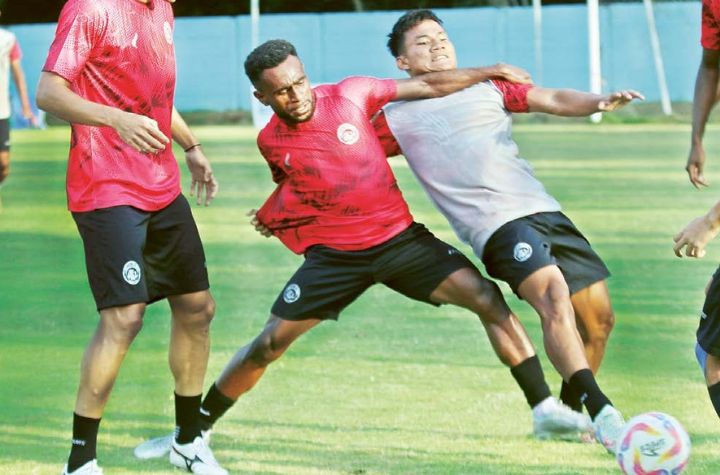 BUTUH KERJA EKSTRA: Samuel Balinsa (tengah) berebut bola dengan Bayu Setiawan dalam sesi latihan di ARG Soccer Field Lawang kemarin.
