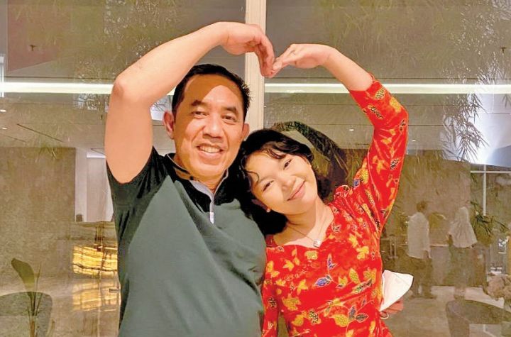 SEMATA WAYANG: Sabriza Tauramoza bersama sang ayah Dr Arief Prijatna SpOG.