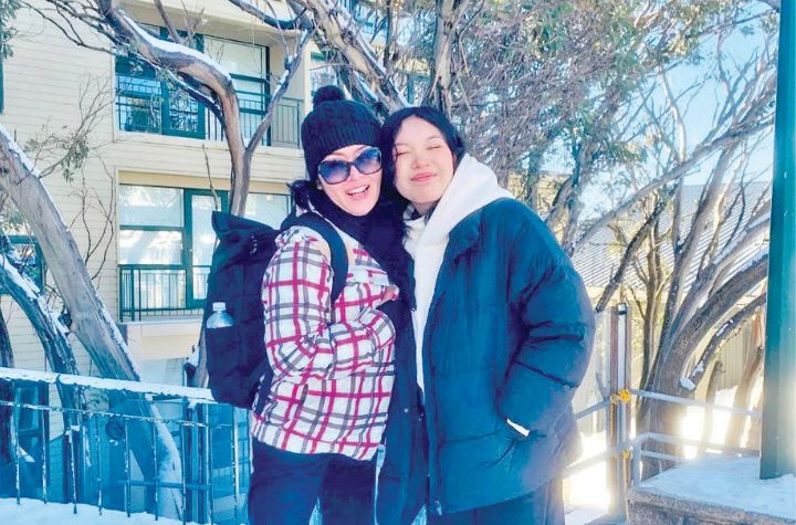 KOMPAK: Sabriza Tauramoza (kanan) bersama sang ibu menikmati liburan musim dingin di Australia.