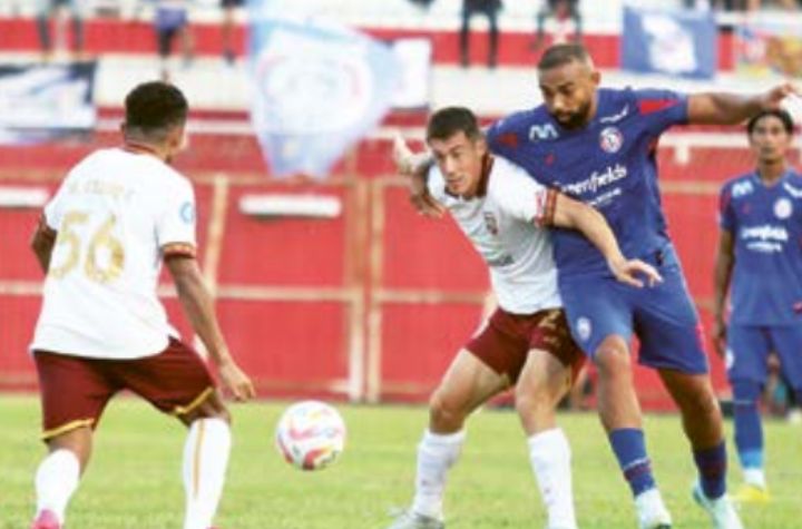 MAKSIMALKAN PERBAIKAN: Dalberto Luan (kanan) dihadang pemain Borneo FC Mariano Peralta dalam laga BRI Liga 1, 17 Agustus lalu.