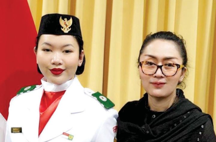 DATANG LANGSUNG: Arie Wuryandari SSi MKes-Biomed (kanan) memberi support Sabriza sebelum bertugas.