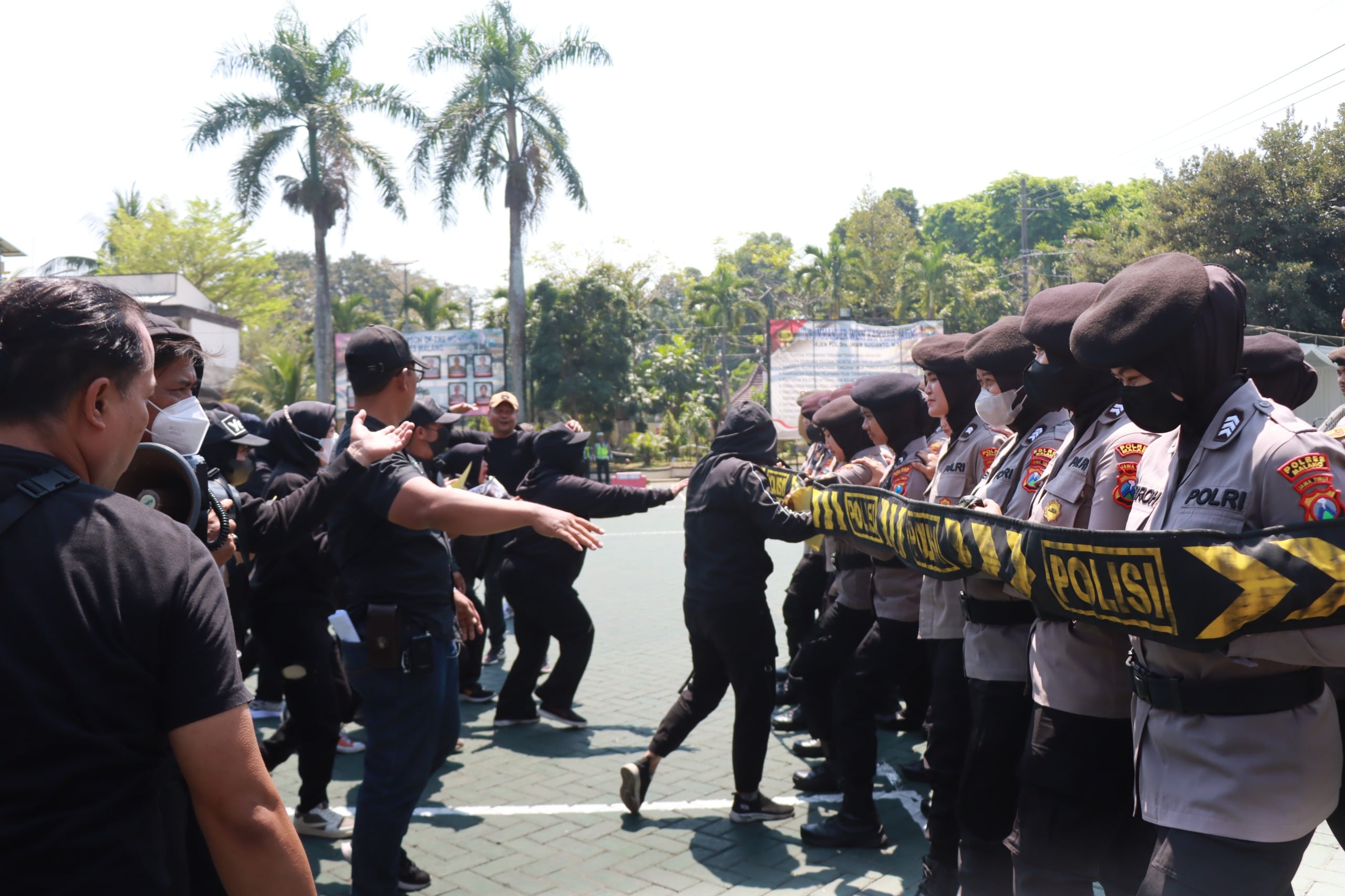 SIMULASI: Ratusan personel menggelar simulasi pengamanan Pilkada 2024 di halaman Mapolres Malang kemarin (22/8).