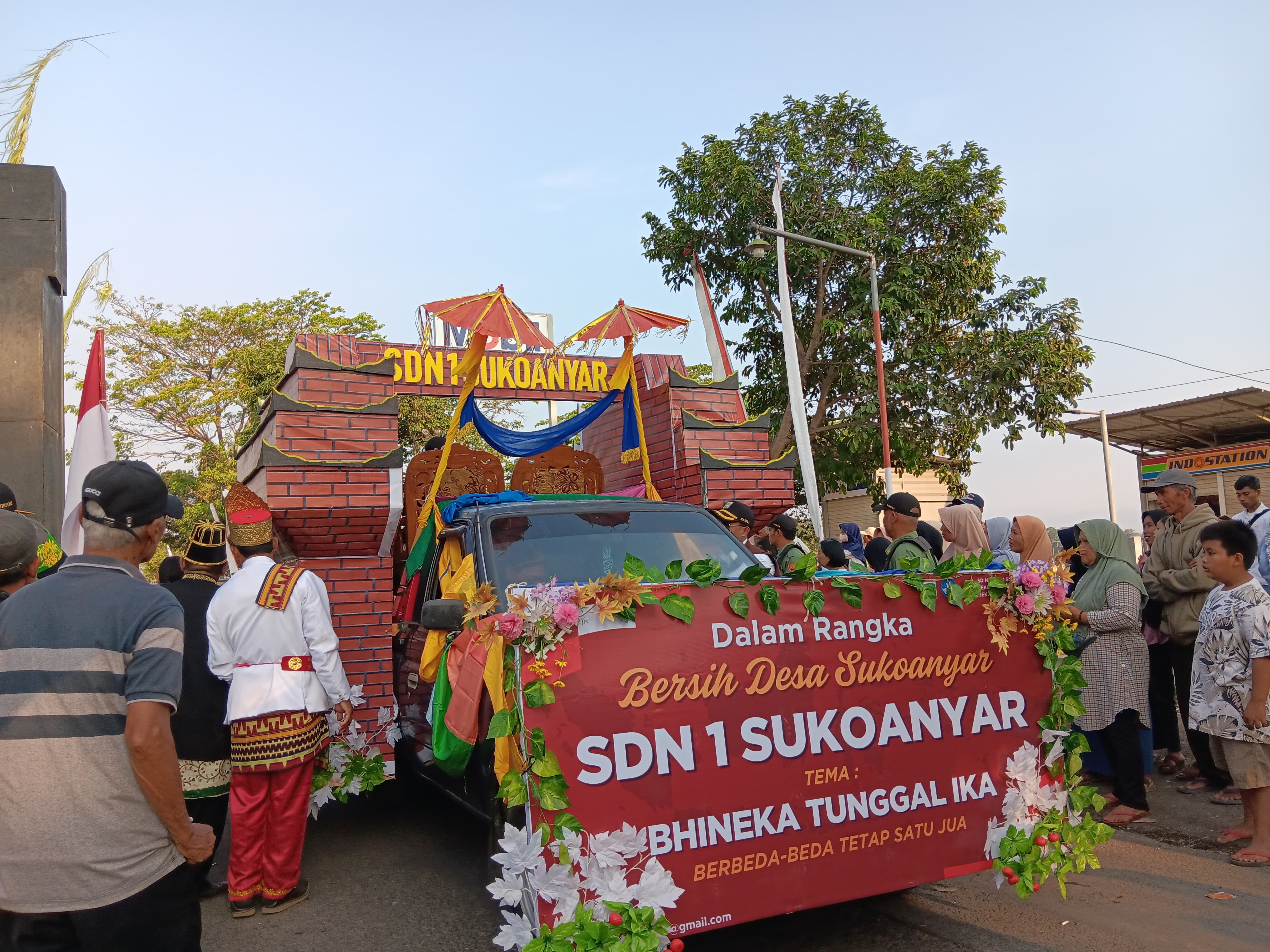 LESTARIKAN BUDAYA: Warga menyaksikan mobil hias saat karnaval, Rabu lalu (21/8). Karnaval merupakan rangkaian dari kegiatan bersih desa.