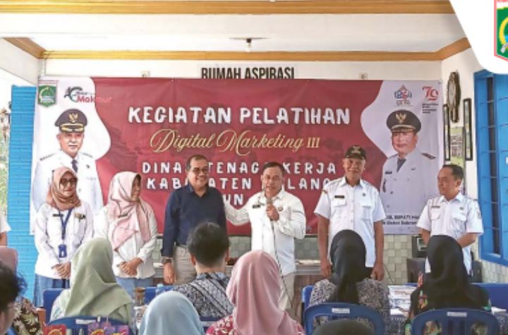 TINGKATKAN SKILL: Kepala Disnaker Kabupaten Malang Yoyok Wardoyo (tiga dari kanan) memberi pengarahan di hadapan peserta pelatihan digital marketing kemarin (21/8).