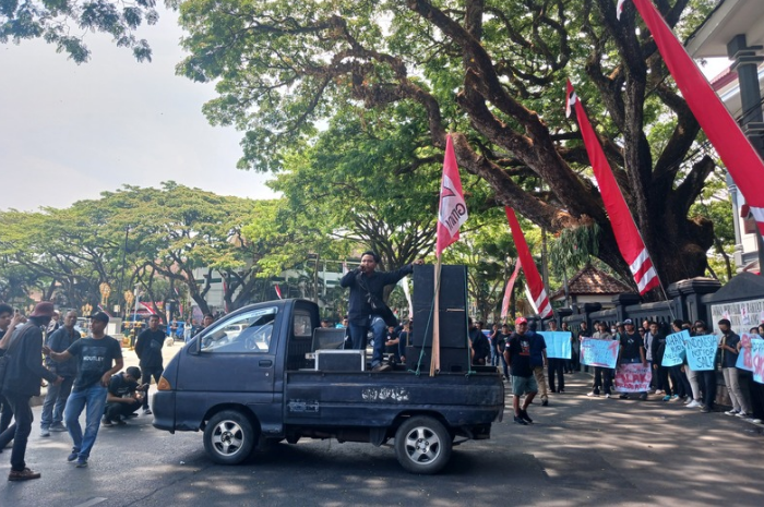 Aksi demonstrasi mengawal putusan MK di Gedung DPRD Kota Malang. (Lutfia/Radar Malang)