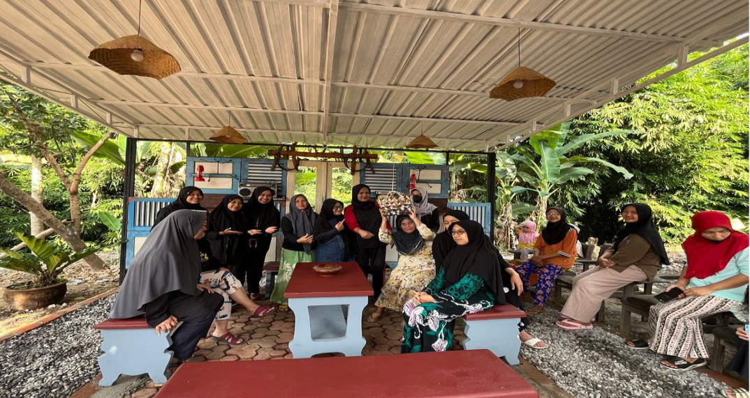 Kolaborasi Anggota PKM UMM pada Kegiatan Ekonomi Kreatif bersama Warga Setempat