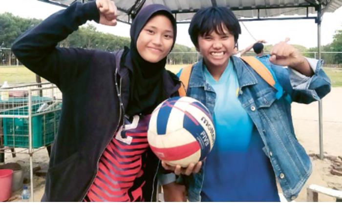 bIbIT POTENSIAL: Adelya Ayu Paramita (kiri) dan Rifda Putri Amani setelah berlatih di Lapangan bola Voli Pantai Rampal, 15 Agustus lalu.
