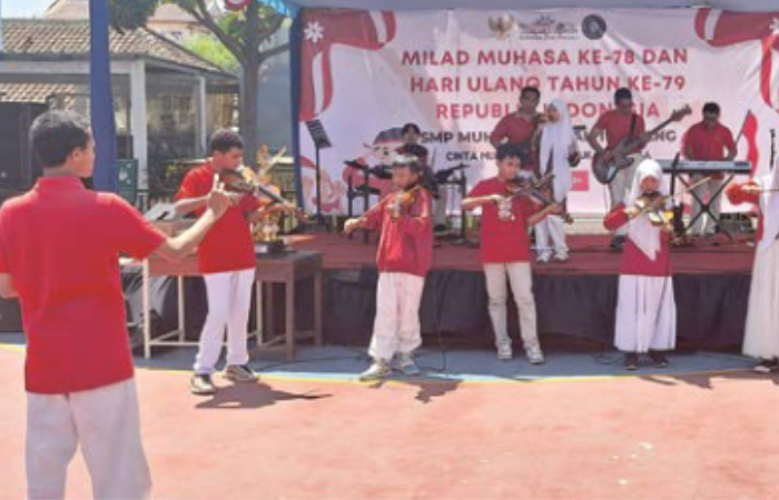 KOLABORASI: Orkestra gabungan siswa dan guru menghasilkan penampilan yang apik di Milad Ke- 78 Muhasa sekaligus memperingati HUT Ke-79 RI.